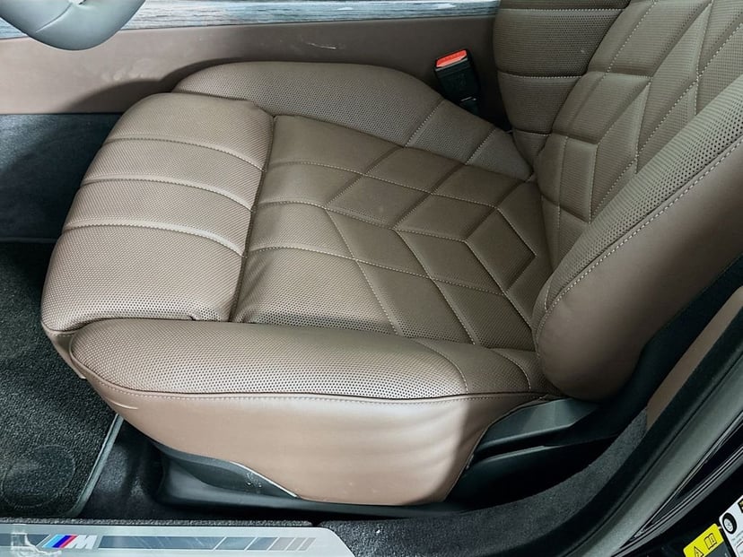 2025 BMW i7 - Image 21
