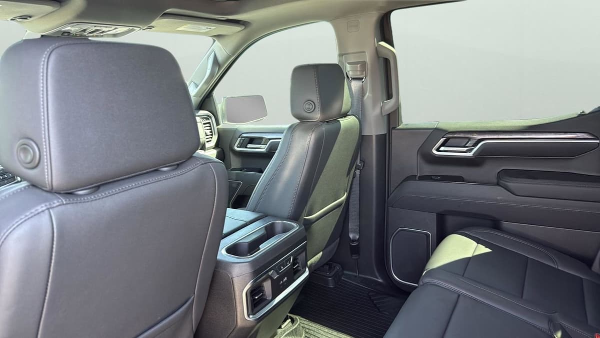 2025 Chevrolet Silverado 1500 - Image 29