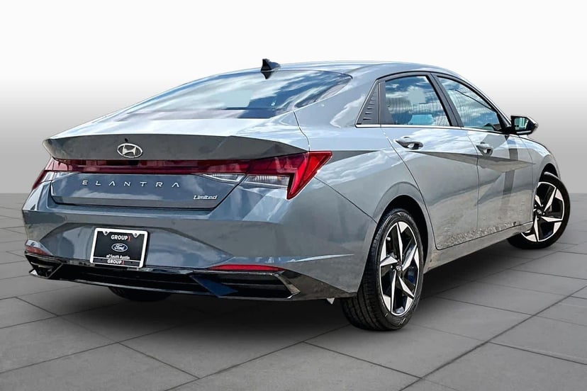 2022 Hyundai Elantra - Image 13