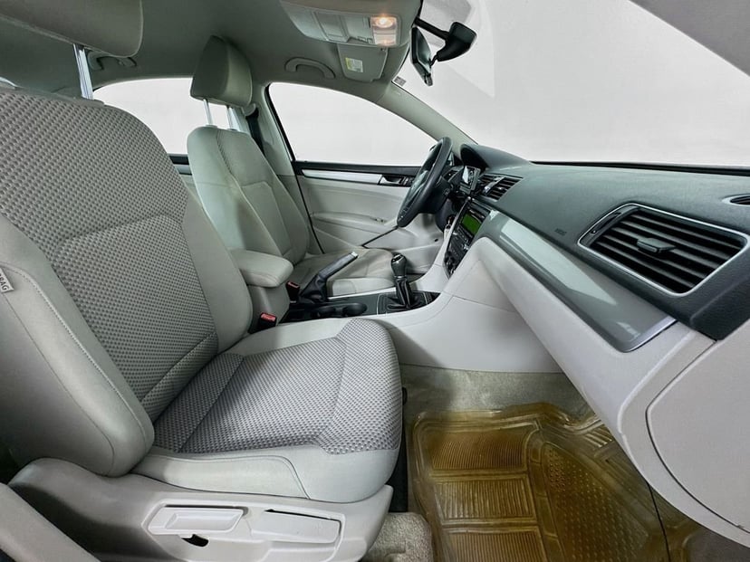 2015 Volkswagen Passat - Image 31