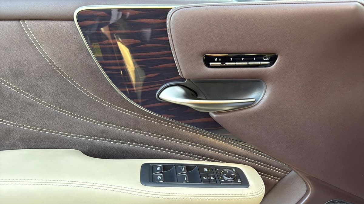 2018 Lexus LS - Image 12