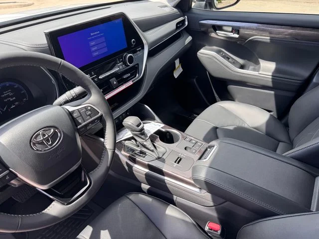 2026 Toyota Highlander Hybrid - Image 9