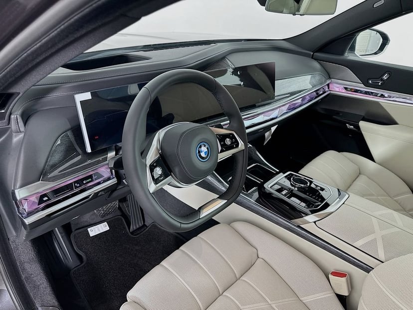 2025 BMW i7 - Image 9