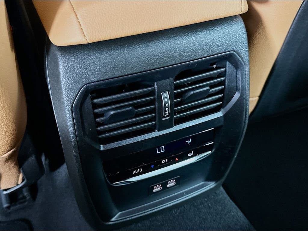 2025 BMW 3 Series - Image 18