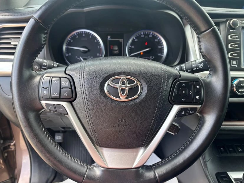 2017 Toyota Highlander - Image 13