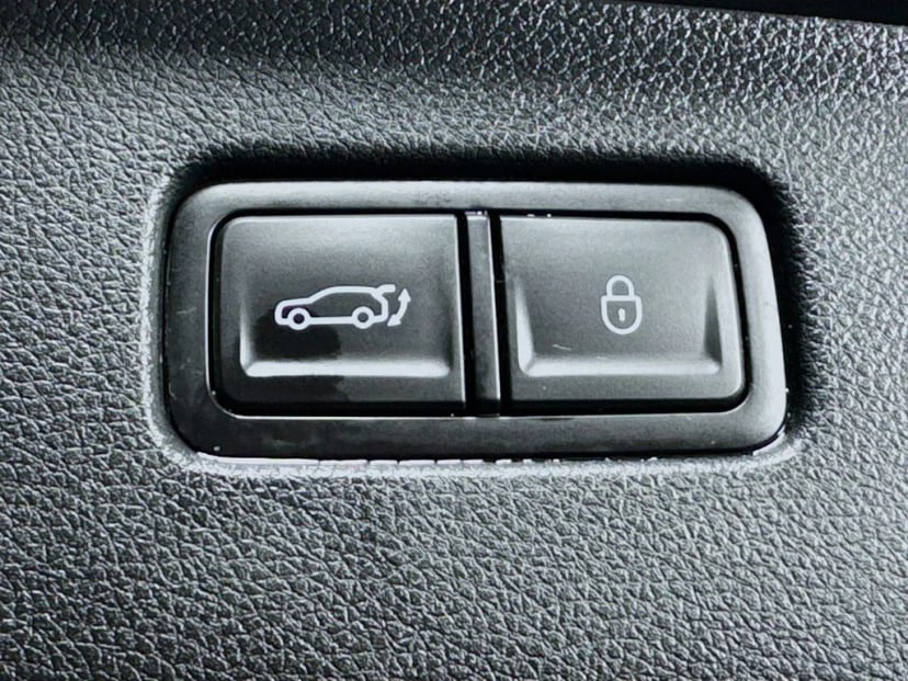 2022 Genesis GV70 - Image 32
