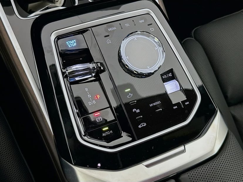 2025 BMW i7 - Image 15