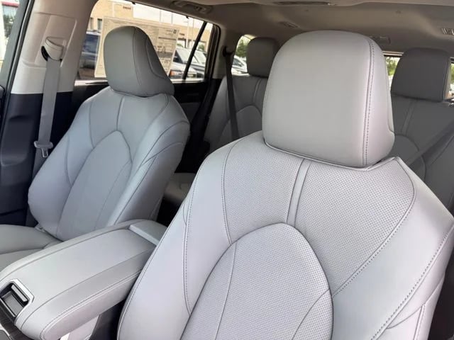 2026 Toyota Highlander Hybrid - Image 11