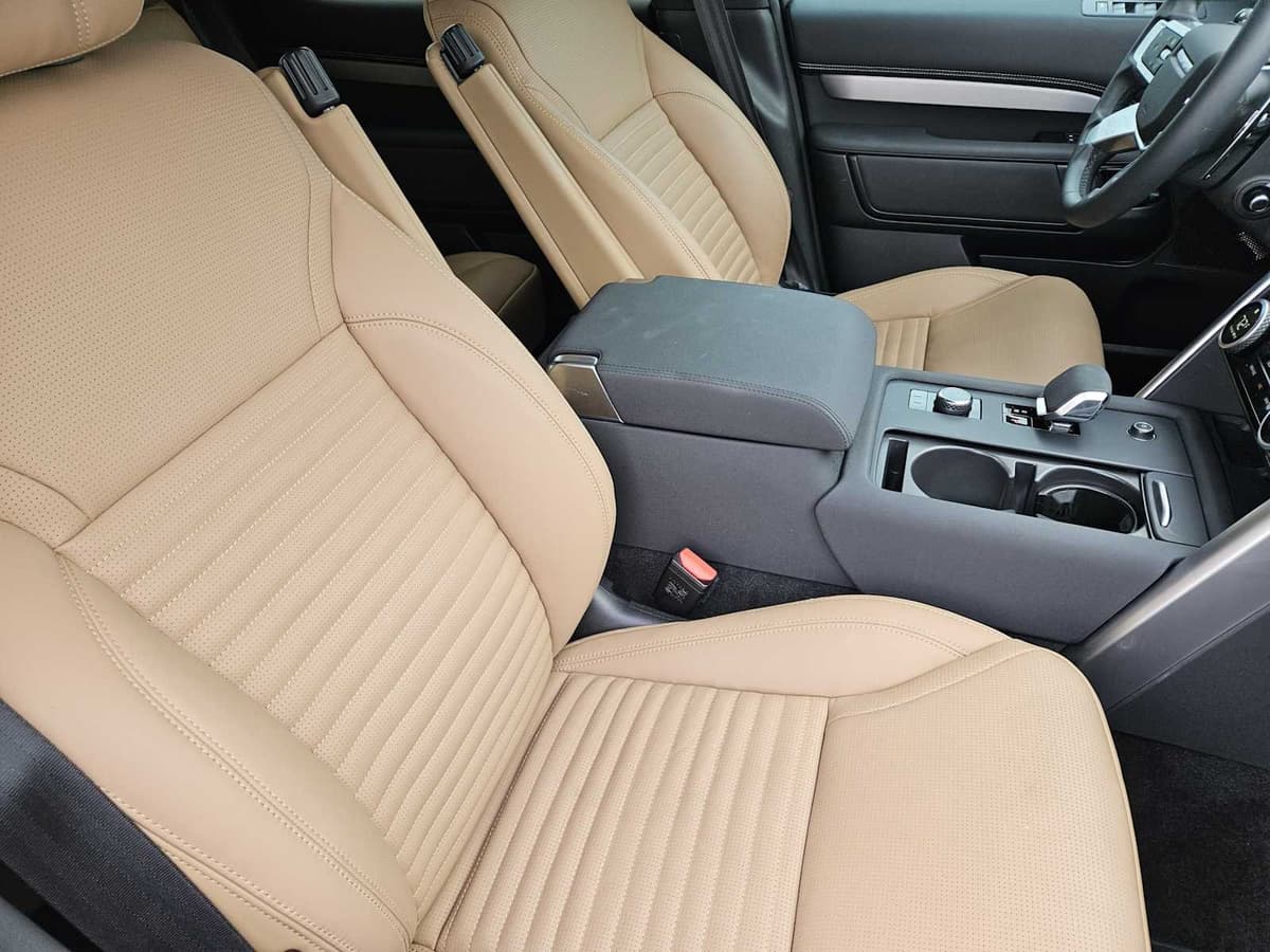 2025 Land Rover Discovery - Image 12