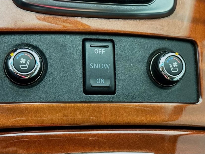 2016 INFINITI QX70 - Image 26