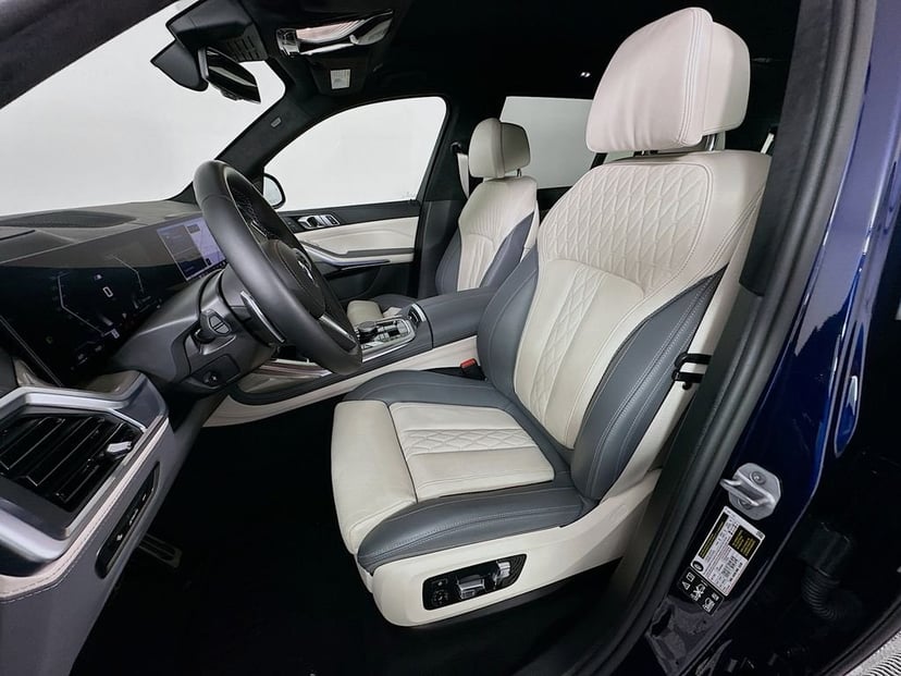 2025 BMW X7 - Image 21
