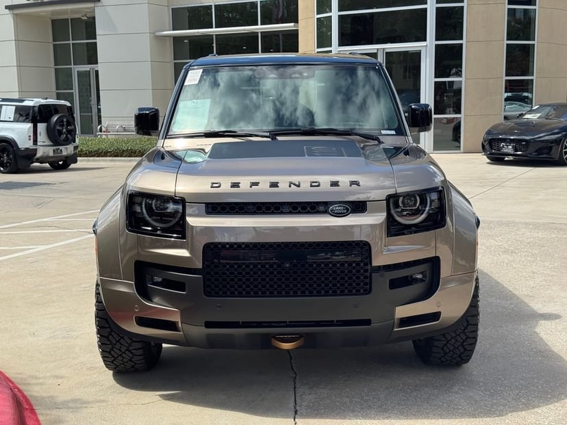 2026 Land Rover Defender 110 - Image 3