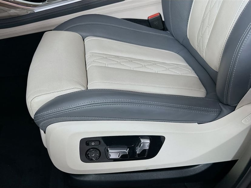 2025 BMW X7 - Image 20