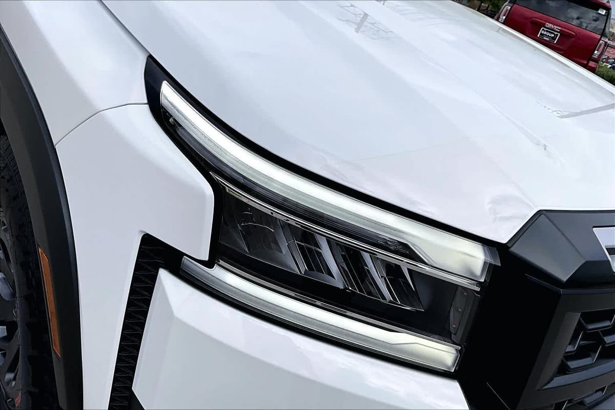 2025 Nissan Frontier - Image 28