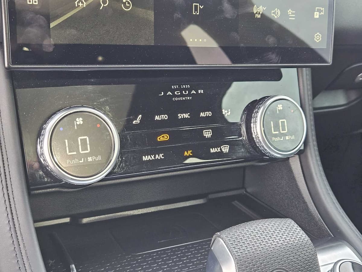 2023 Jaguar F-PACE - Image 16