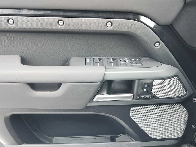 2024 Land Rover Defender - Image 23