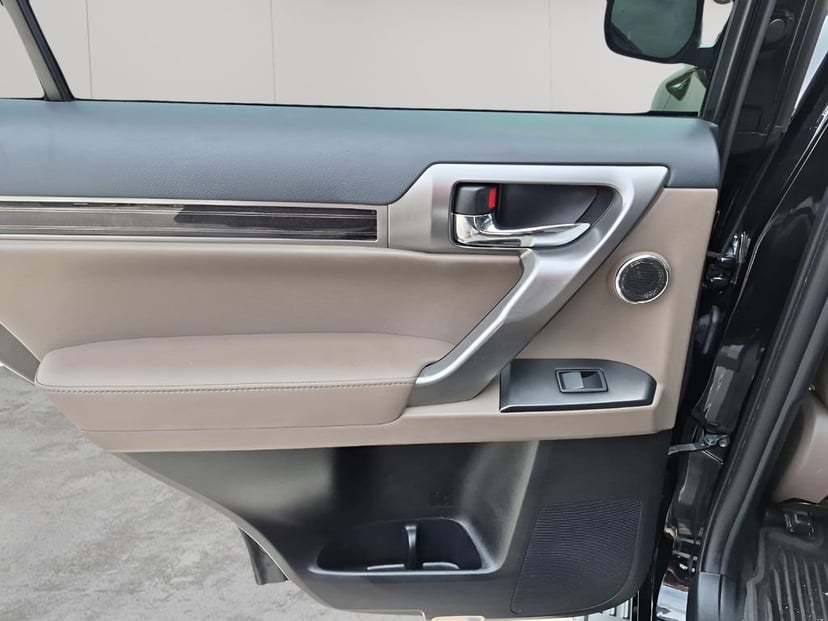 2022 Lexus GX - Image 17