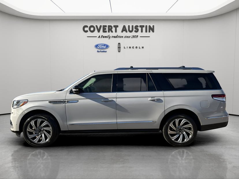 2023 Lincoln Navigator L - Image 2