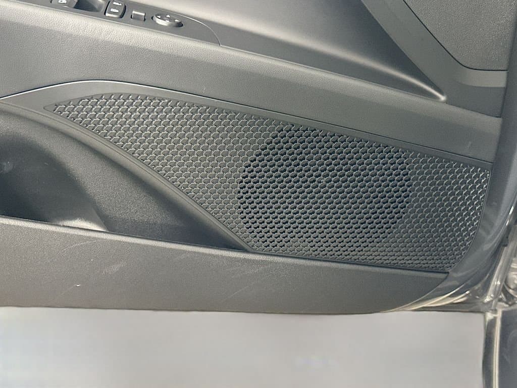 2023 Hyundai Elantra - Image 18