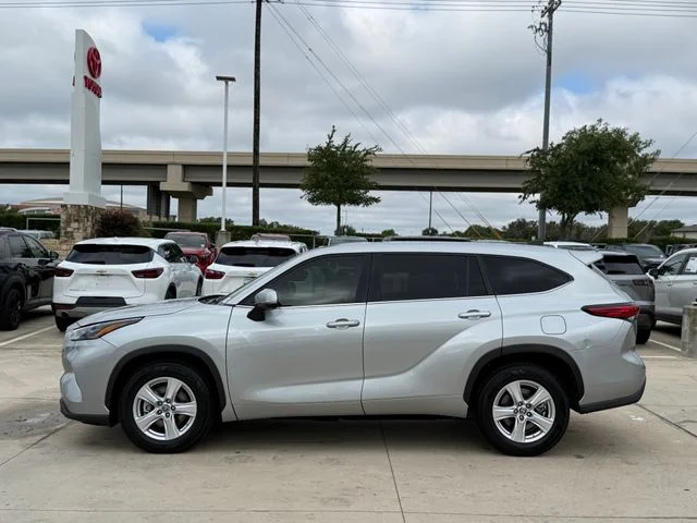 2023 Toyota Highlander - Image 7