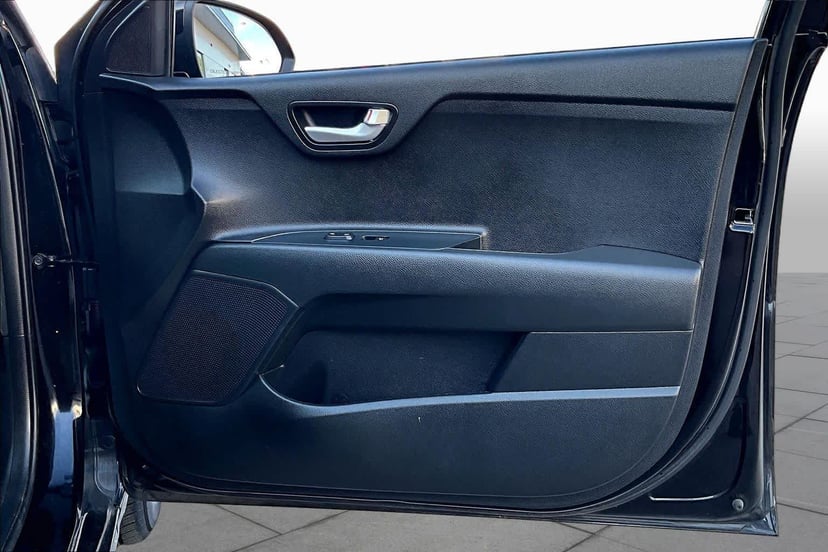 2022 Kia Rio - Image 22