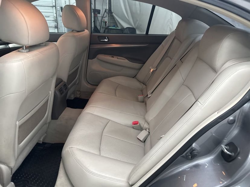 2011 INFINITI G37 - Image 15