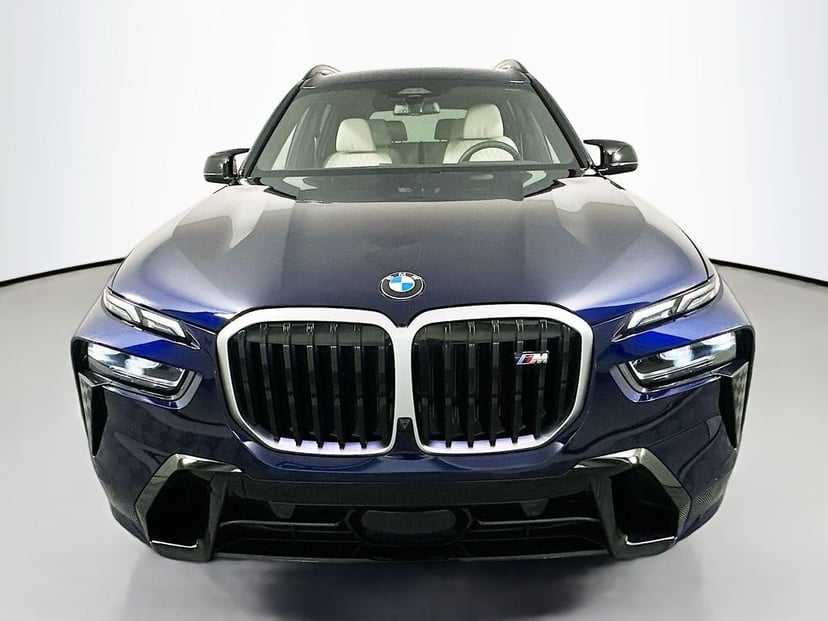 2025 BMW X7 - Image 3