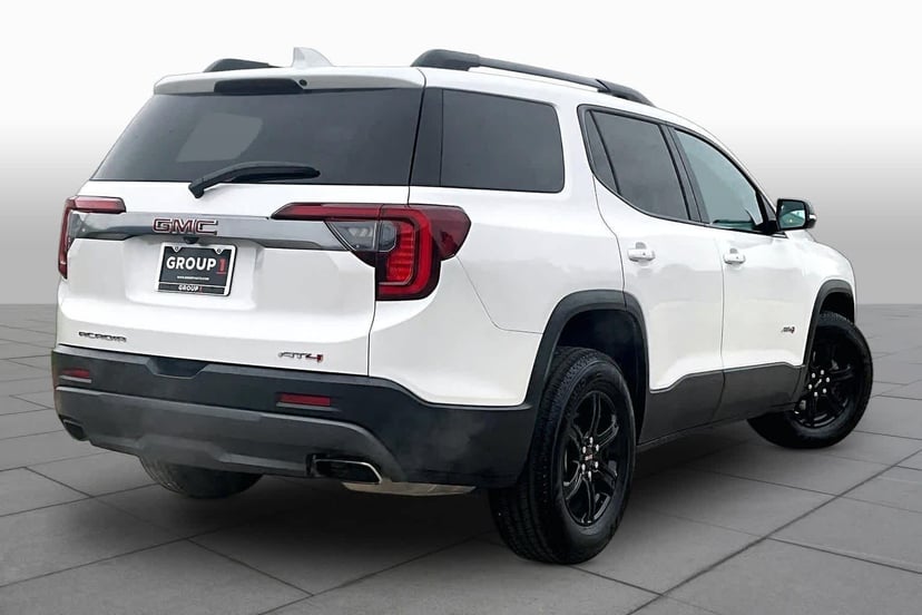 2023 GMC Acadia - Image 13