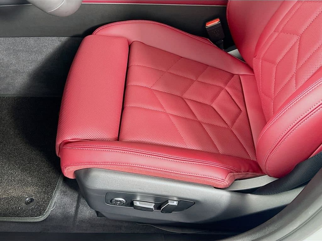 2025 BMW 5 Series - Image 21