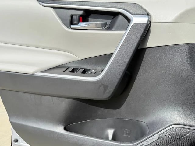 2022 Toyota RAV4 - Image 22