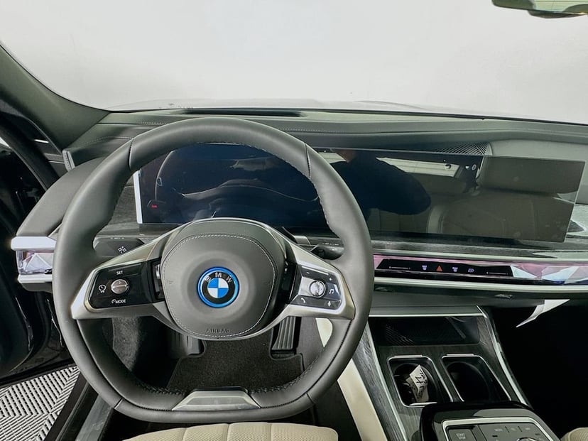 2025 BMW i7 - Image 10