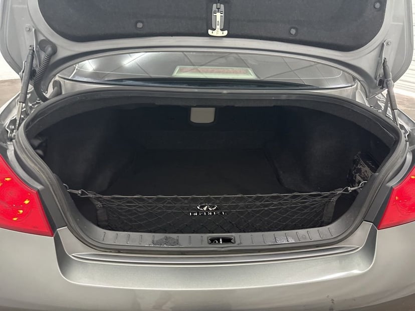 2011 INFINITI G37 - Image 18