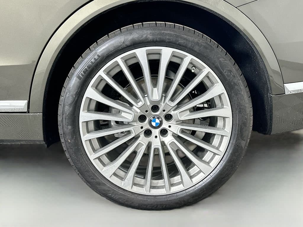 2025 BMW X7 - Image 23