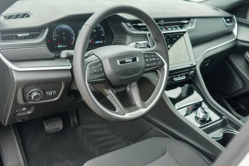 2025 Jeep Grand Cherokee - Image 13