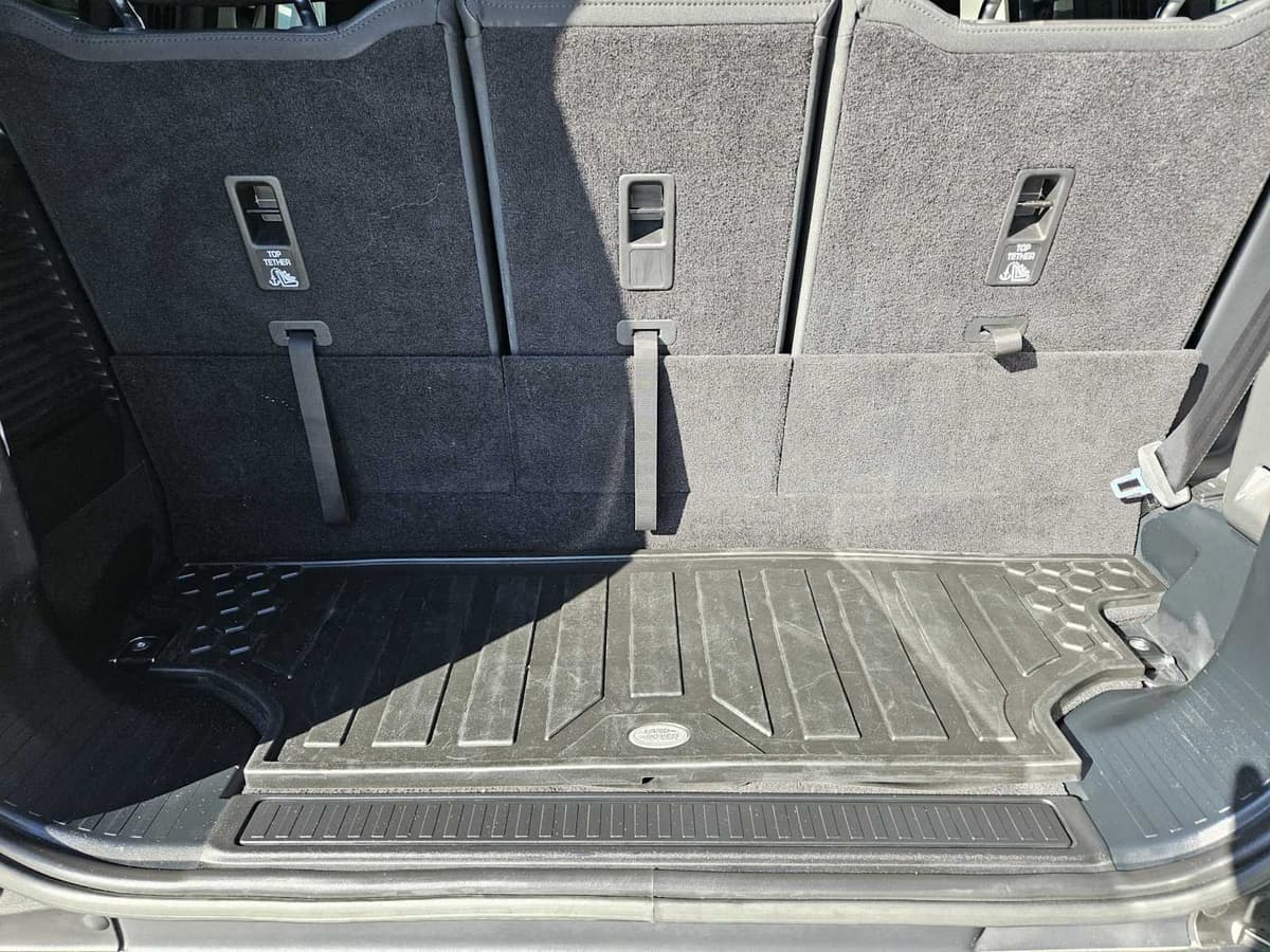 2023 Land Rover Defender - Image 31