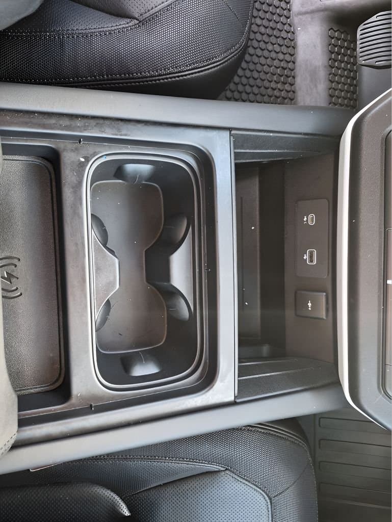 2024 Land Rover Defender 130 - Image 40