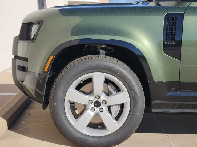 2026 Land Rover Defender 130 - Image 6