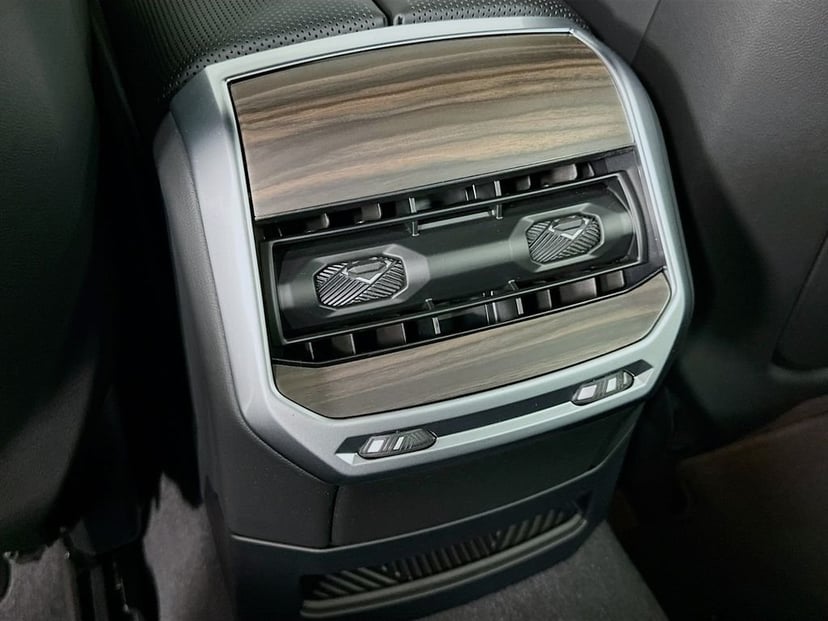 2025 BMW i7 - Image 18