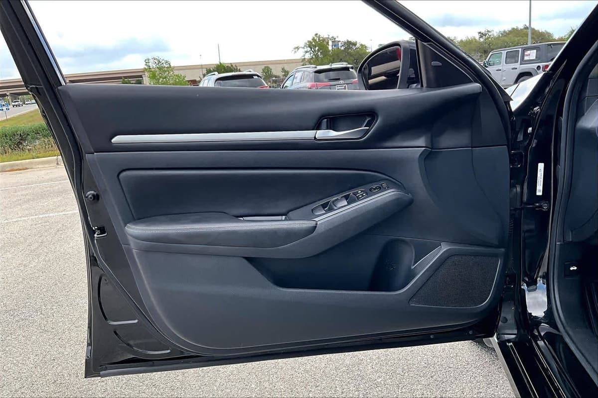 2022 Nissan Altima - Image 22