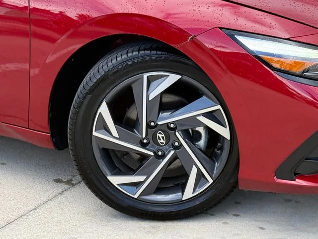 2025 Hyundai Elantra - Image 2