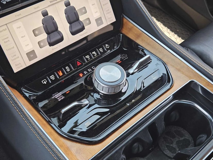 2022 Jeep Grand Wagoneer - Image 17