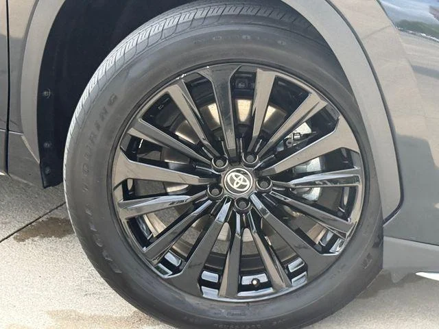 2025 Toyota Highlander - Image 28