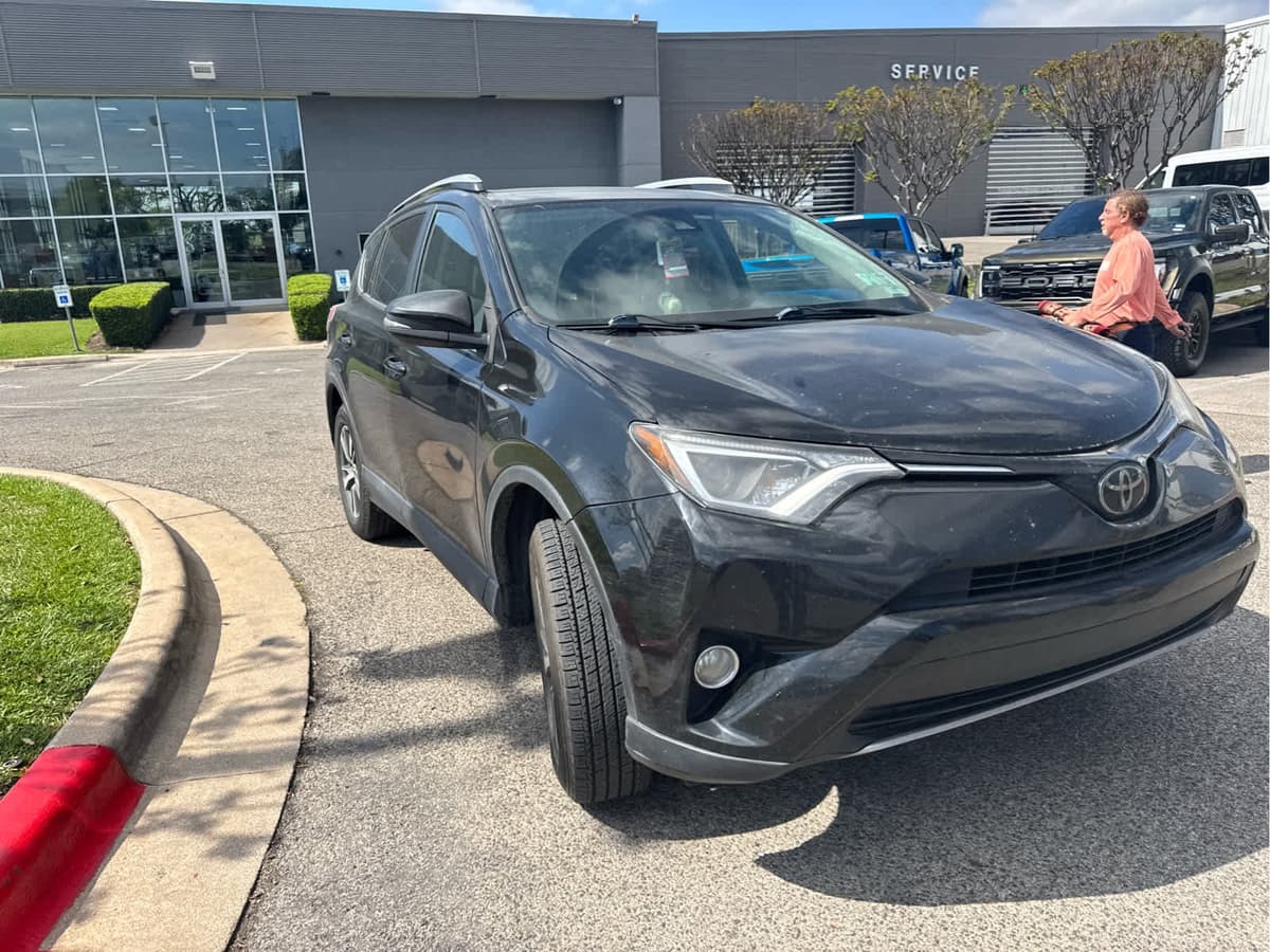 2017 Toyota RAV4 - Image 3