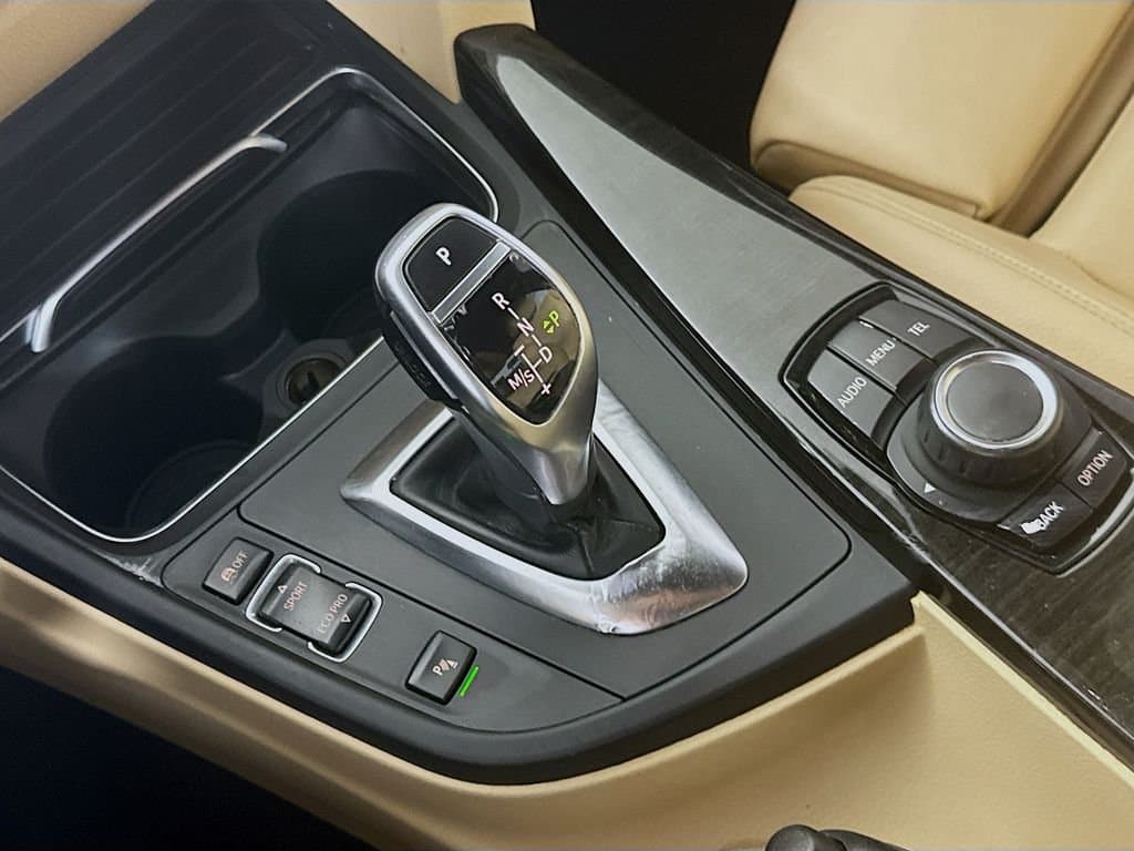 2017 BMW 3 - Image 21