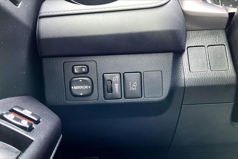 2017 Toyota RAV4 - Image 33