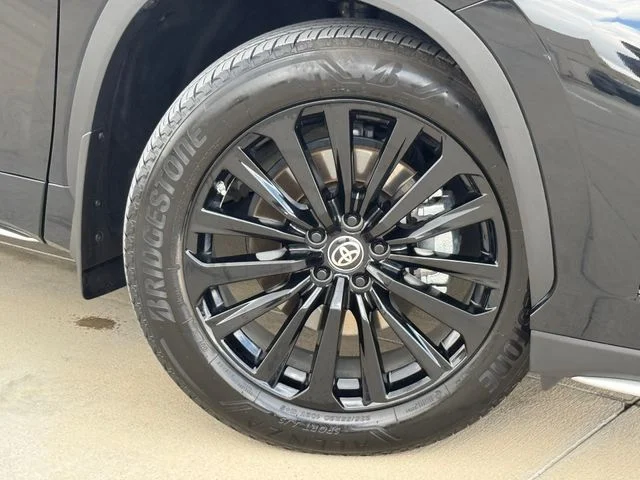 2023 Toyota Highlander - Image 2