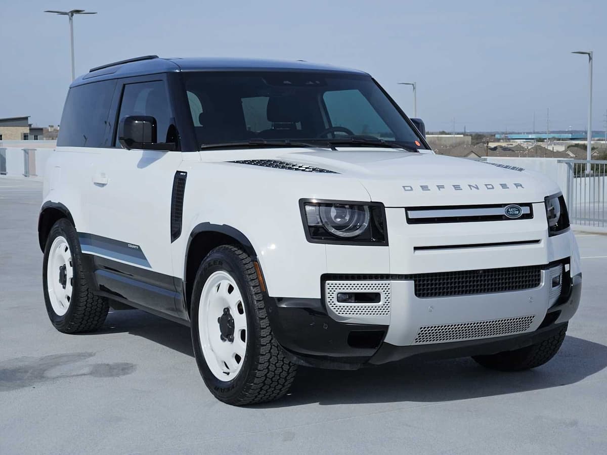 2025 Land Rover Defender - Image 3