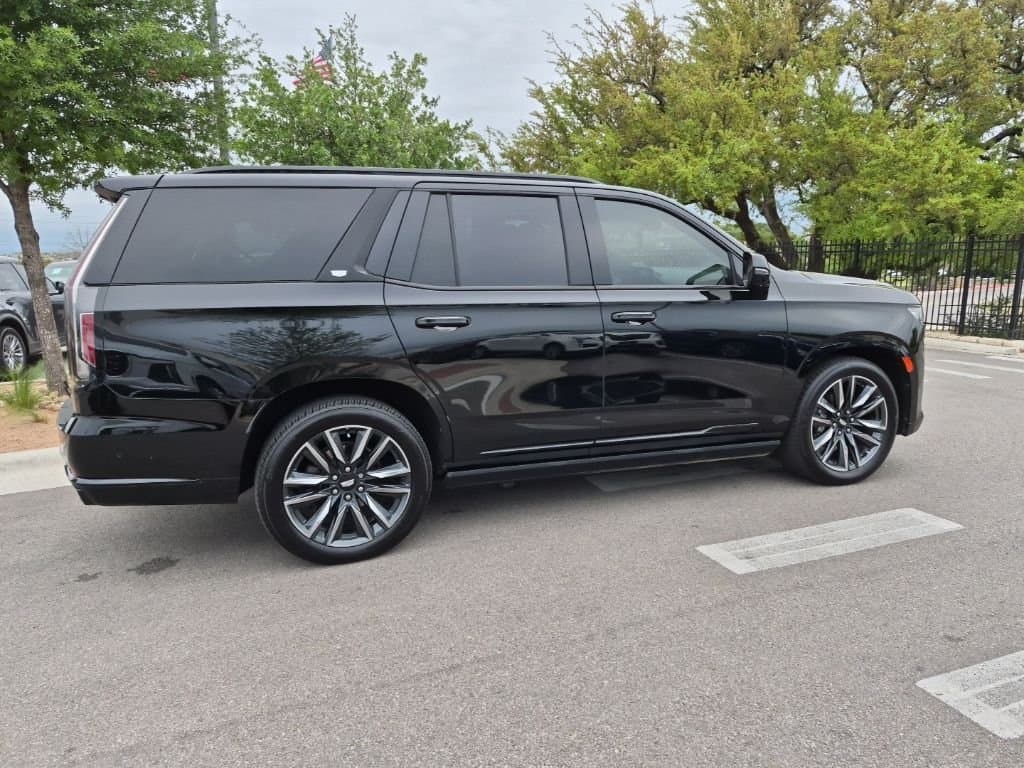 2022 Cadillac Escalade - Image 10