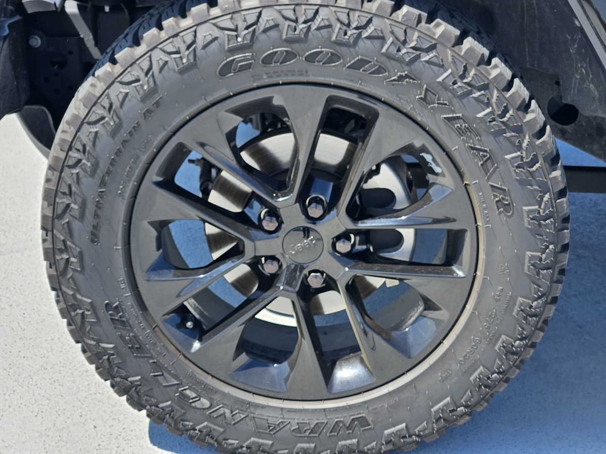 2023 Jeep Gladiator - Image 10