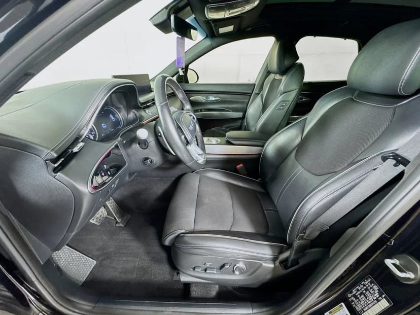 2022 Genesis GV70 - Image 24